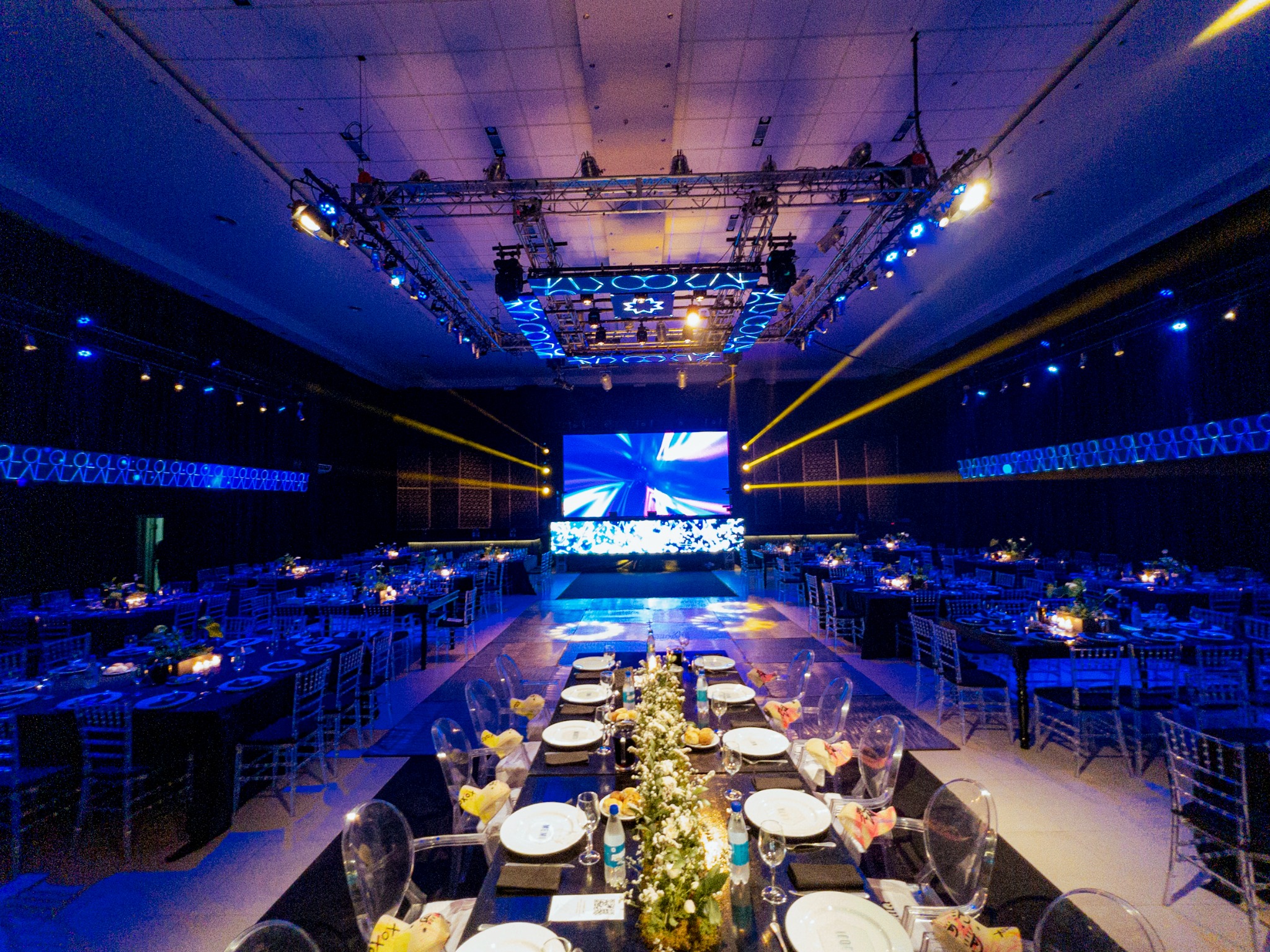 Evento con iluminación azul